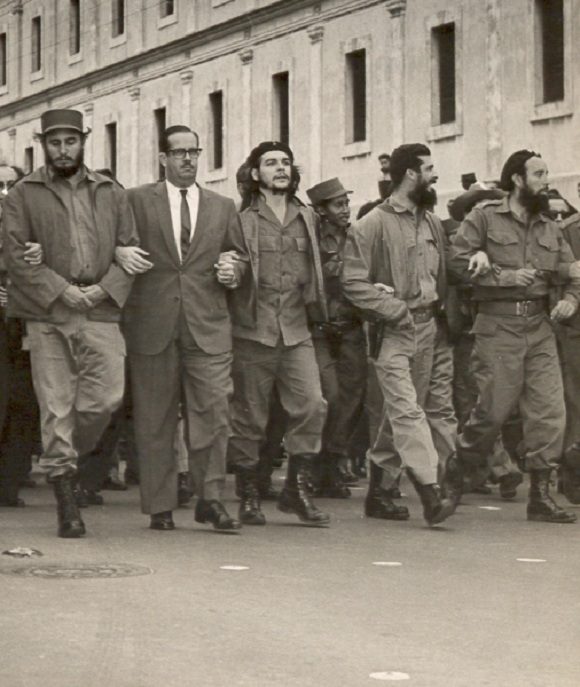 Fidel Castro junto a Osvaldo Dorticós Ernesto Guevara y otros dirigentes de la Revolución La Coubre 5 3 1960Revista Bohemia 580x687