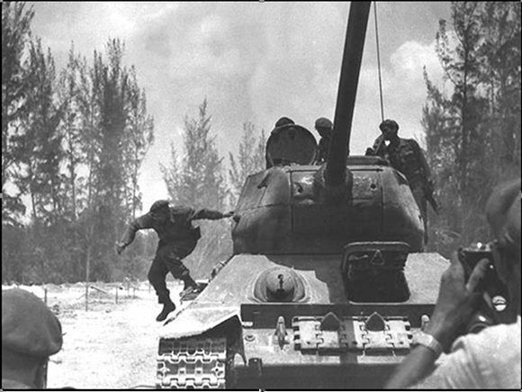 fidel 1961 bajandose de un tanque 580x435